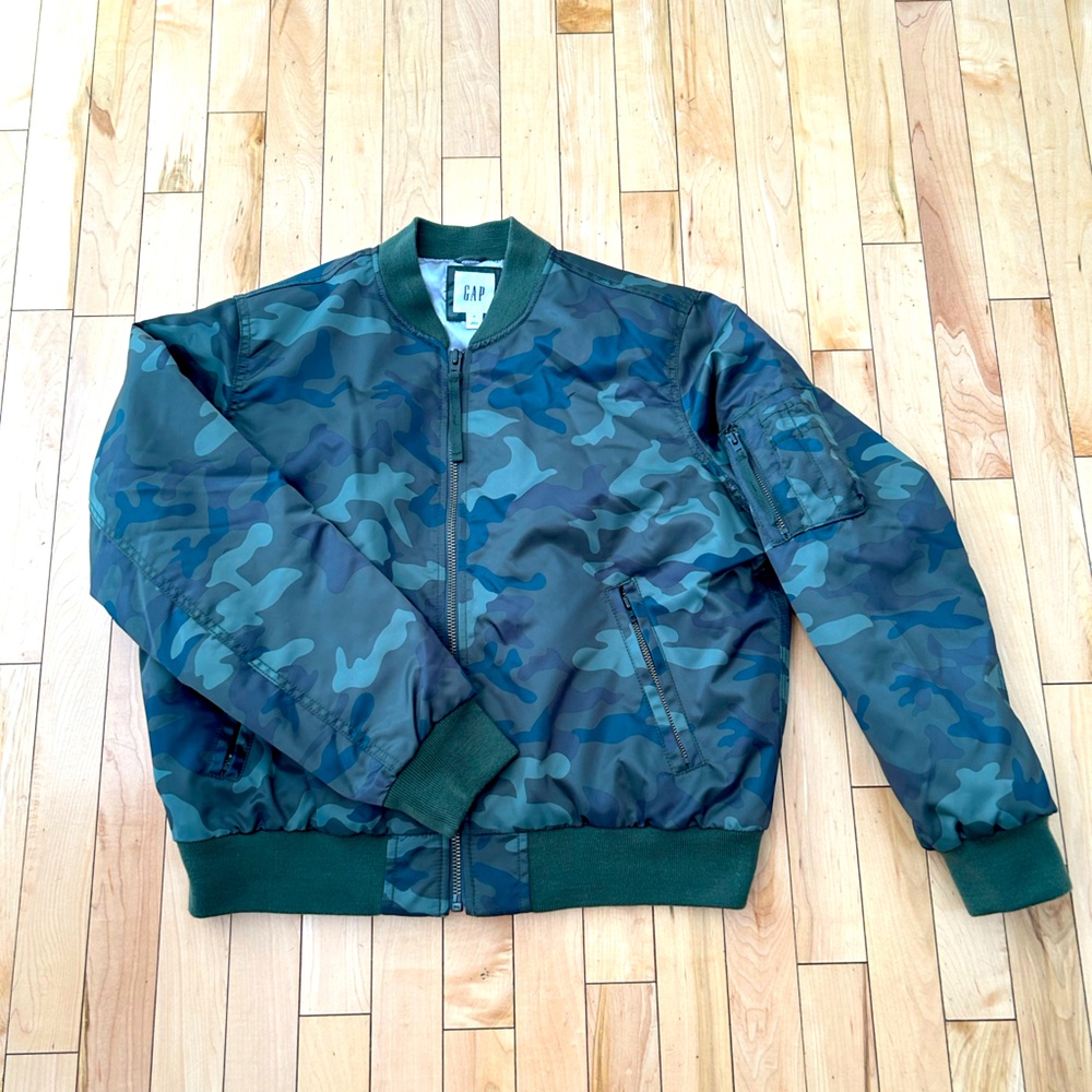 Gap cropped camo bomber jacket ladies Medium